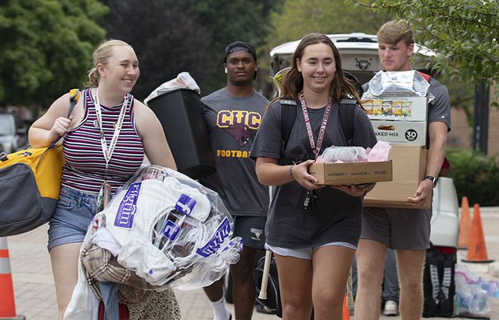 New_Student_Move_in_75_716x460.jpeg